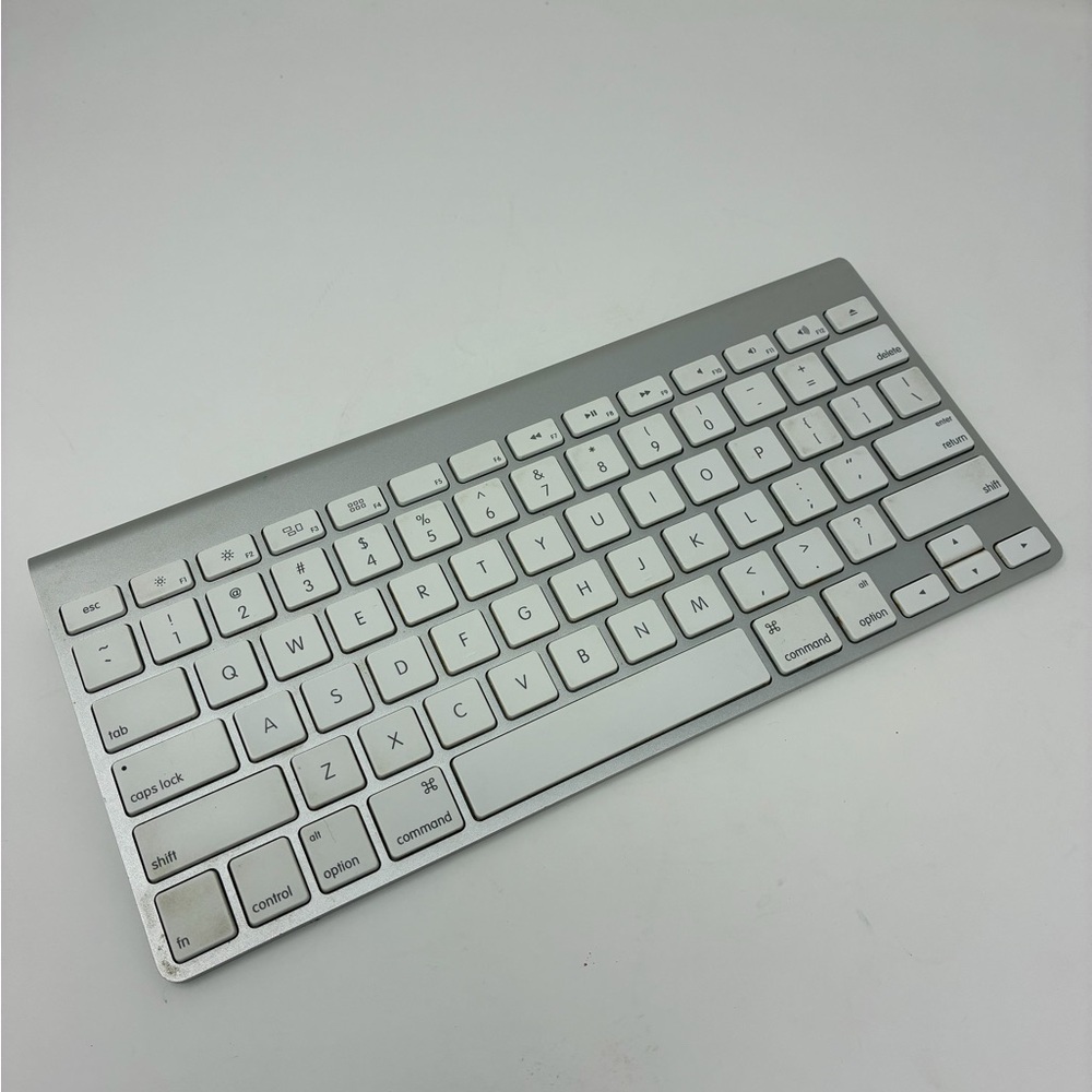 Apple A 1314 Wireless Slim Aluminum Keyboard - Silver and White Battery